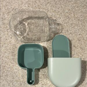 Clear and Green Parakeet Pet Food /Water Dispenser